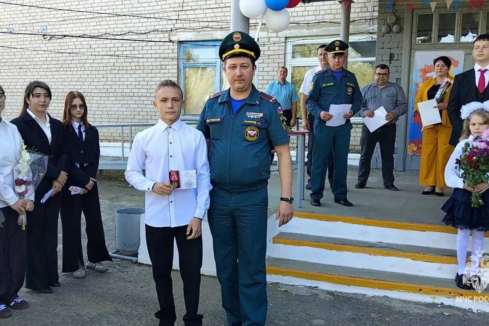 Отчим и его пасынок спасли четырех человек на пожаре под Волгоградом