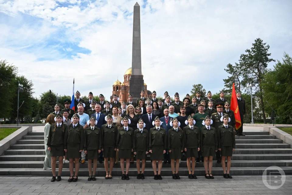 Глава Волгограда Владимир Марченко напутствовал школьников, заступивших на Вахту Памяти у Вечного огня