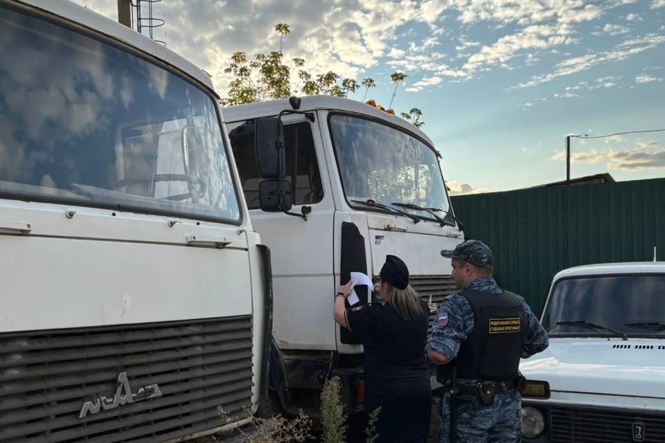 Девять грузовых самосвалов арестовали у отца и сына на юге Волгограда