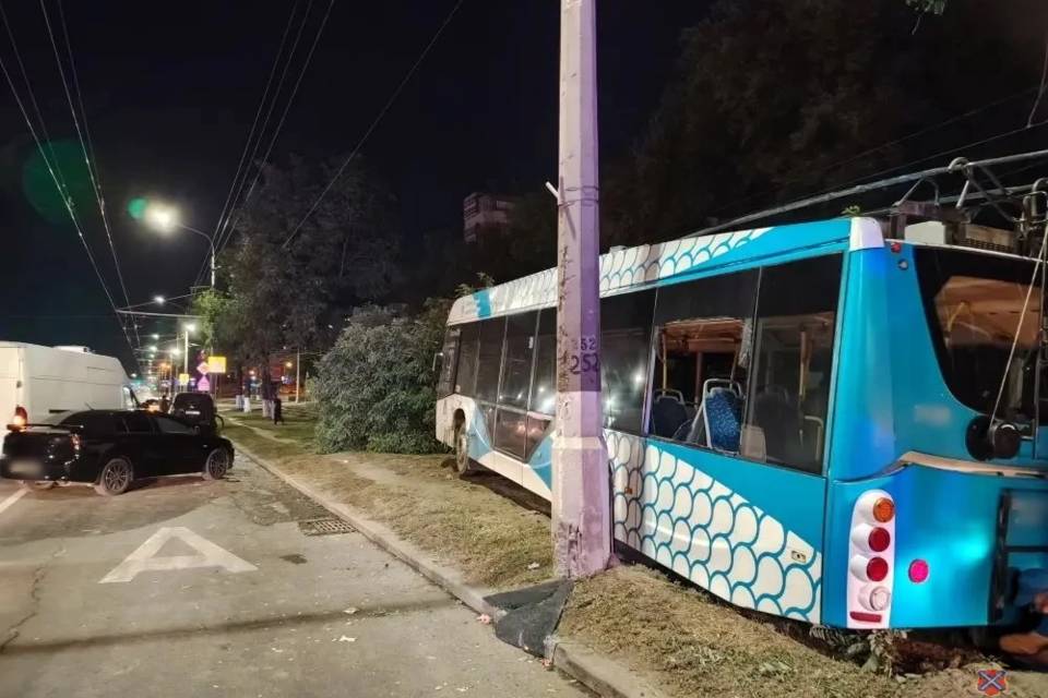 Два человека пострадали в ДТП с троллейбусом и легковушкой в Волгограде