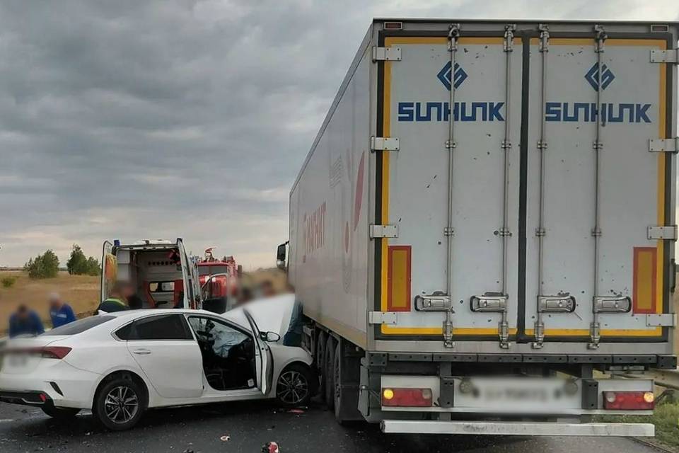 Во время ДТП с грузовиком в Волгоградской области пострадал подросток