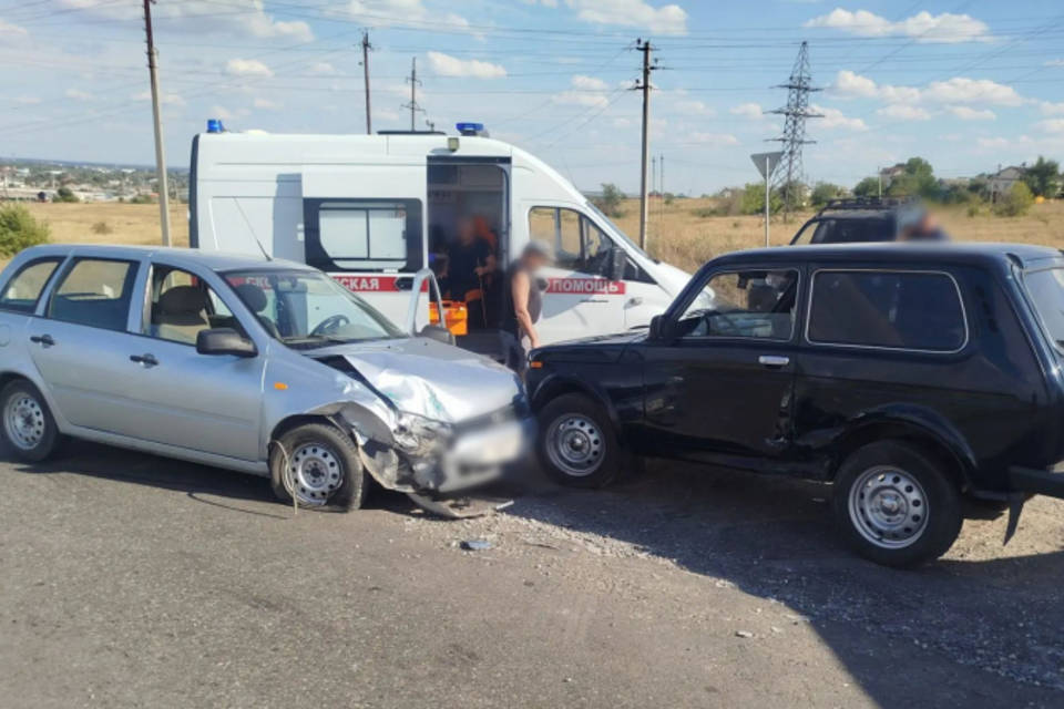 Два пассажира «Нивы» пострадали в ДТП с «Калиной» под Волгоградом
