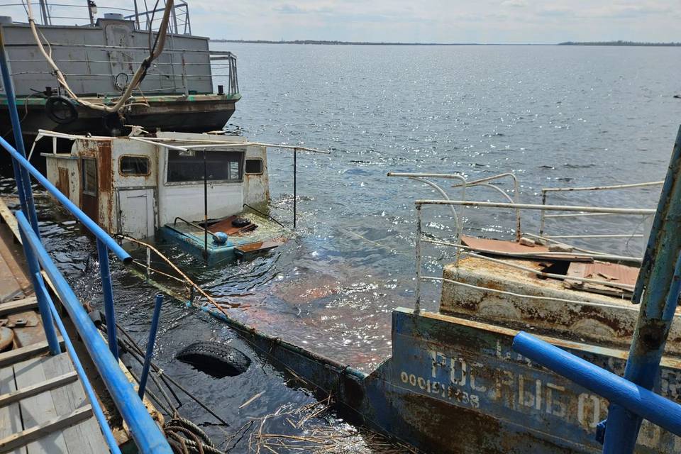 Затопленное судно «Главрыбвода» извлекли из Волги в Волгограде
