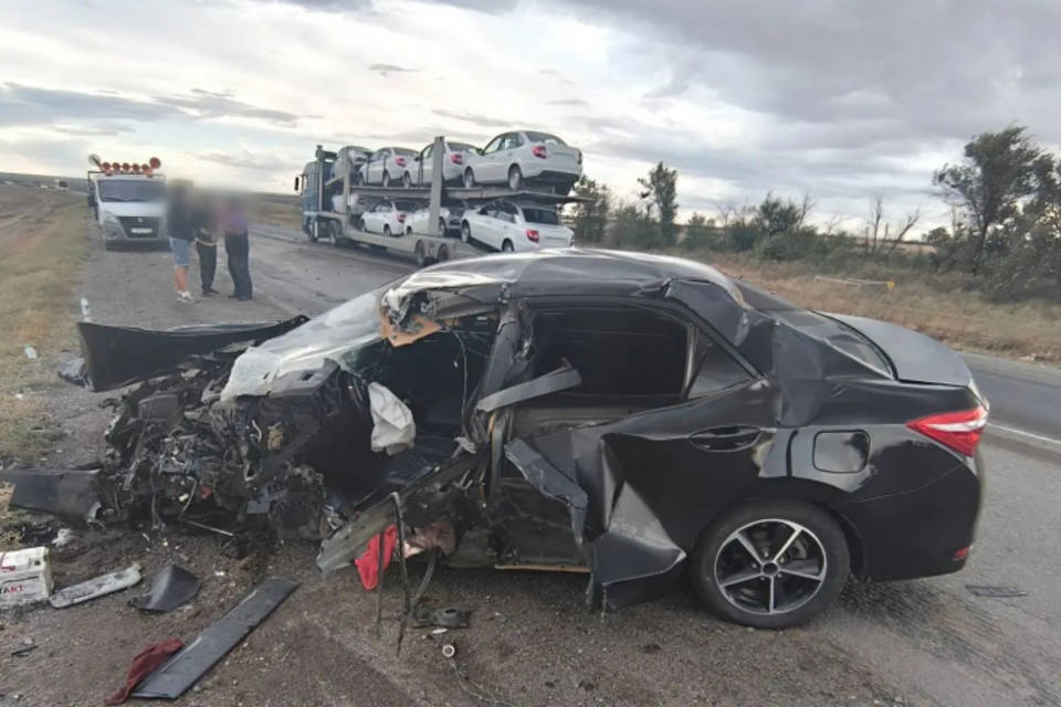 Три человека пострадали в лобовом ДТП с легковушкой и тягачом под Волгоградом