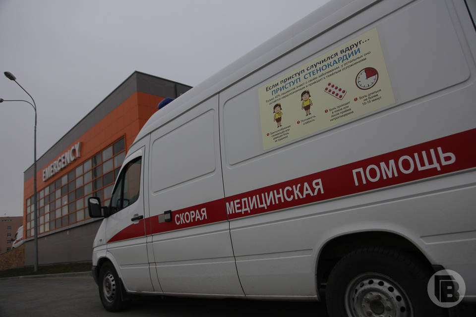 Иномарка врезалась в столб в Волгограде, двое в больнице