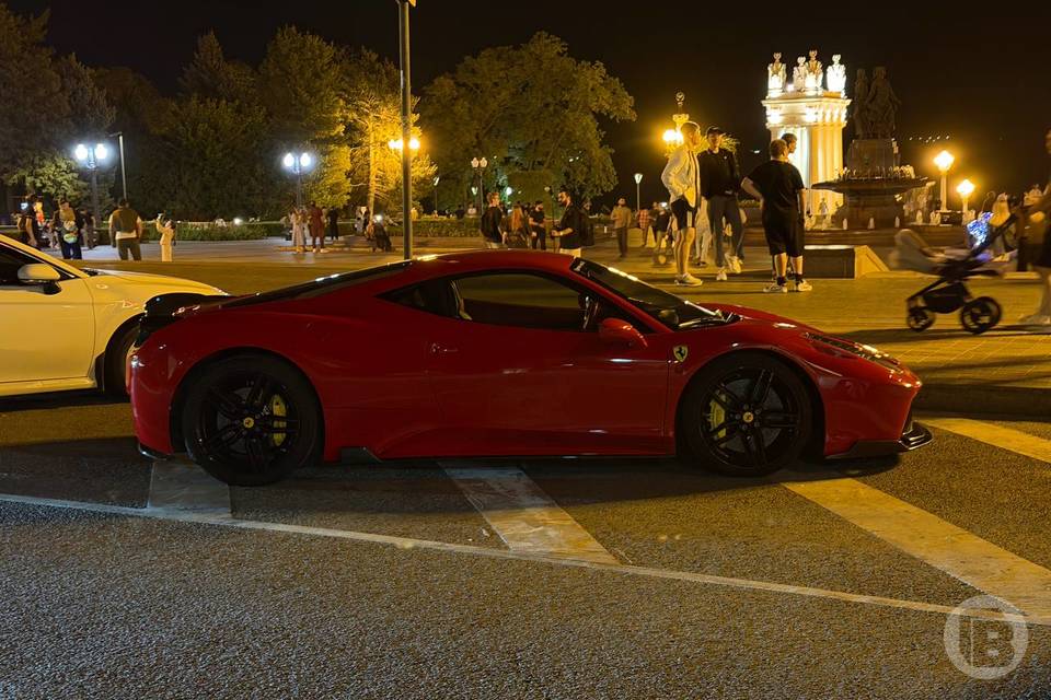 Красный Ferrari заметили вечером на Центральной набережной Волгограда