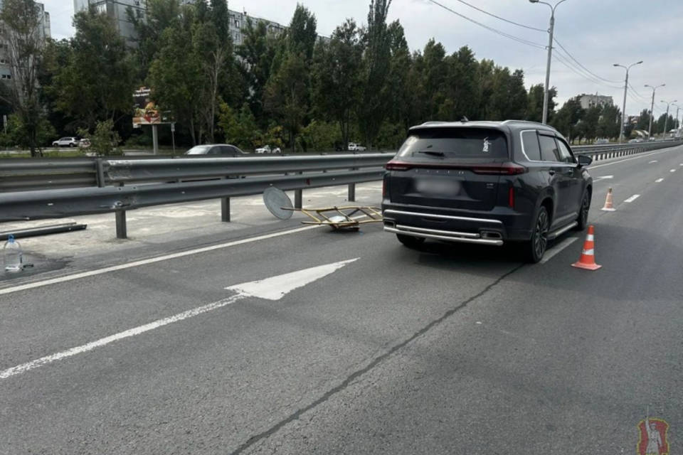 Рабочего прибило дорожным знаком после ДТП в Волгограде
