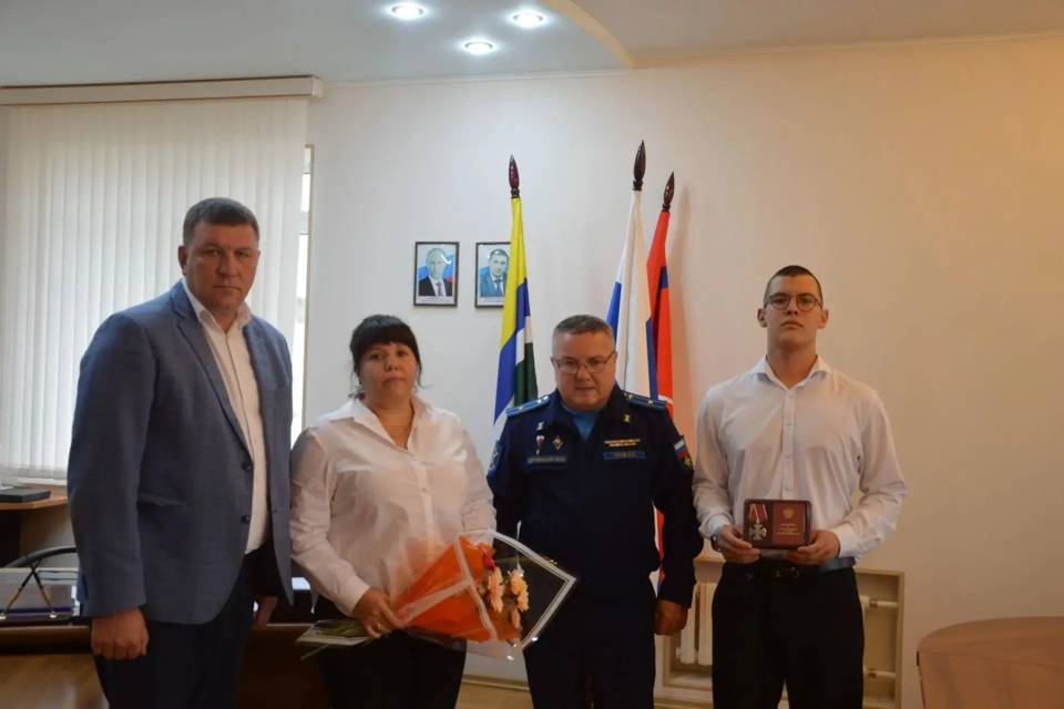 Родным погибших на СВО передали госнаграды в Жирновске