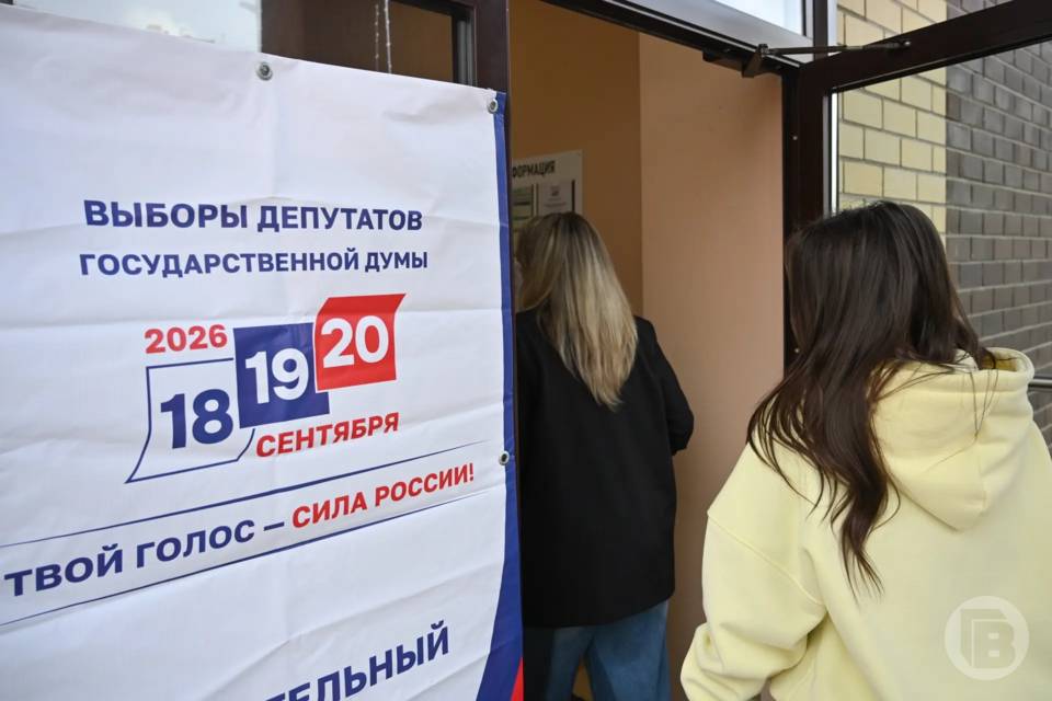 «Идем с хорошим настроением»: первые волгоградцы пришли на выборы