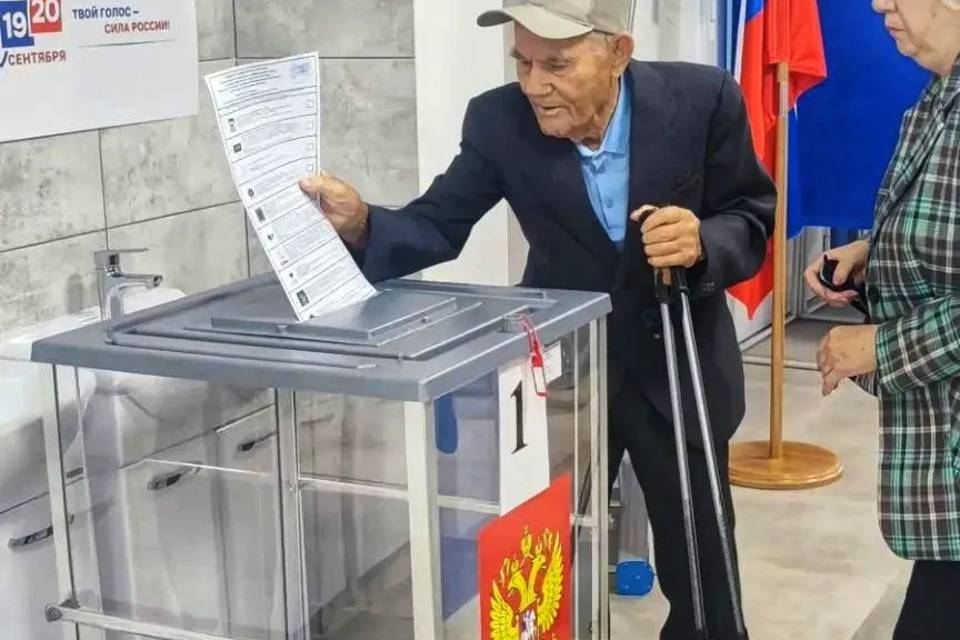 102-летний ветеран из Волгограда проголосовал на выборах депутатов в Госдуму РФ