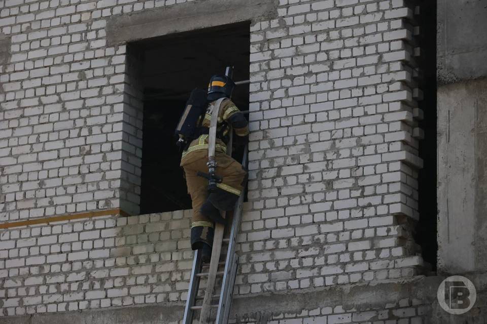 Неэксплуатируемое здание горит на 600 «квадратах» на юге Волгограда