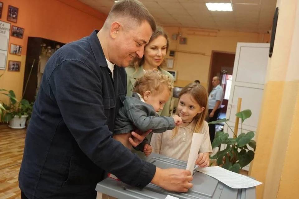 Андрей Гимбатов проголосовал на выборах в Госдуму вместе с семьей