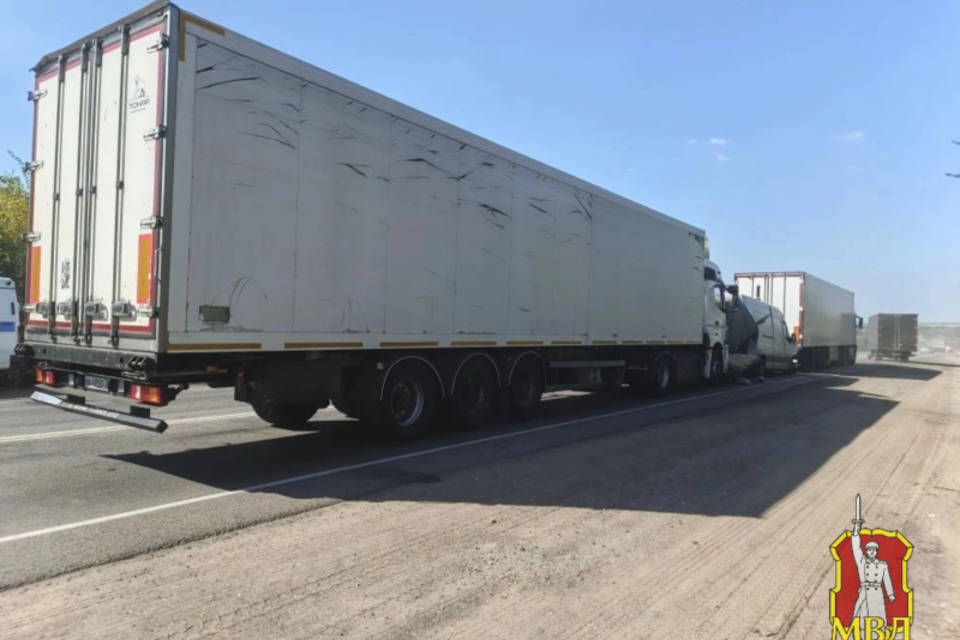 Три автомобиля столкнулись на трассе под Волгоградом, есть пострадавший