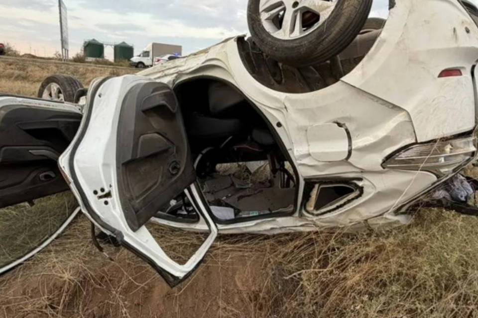 Lada Xray перевернулась в Волжском, два человека пострадали