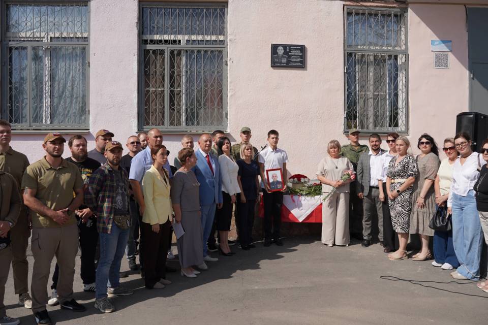 В школе Волжского открыли мемориальную доску Герою России Михаилу Подшибякину