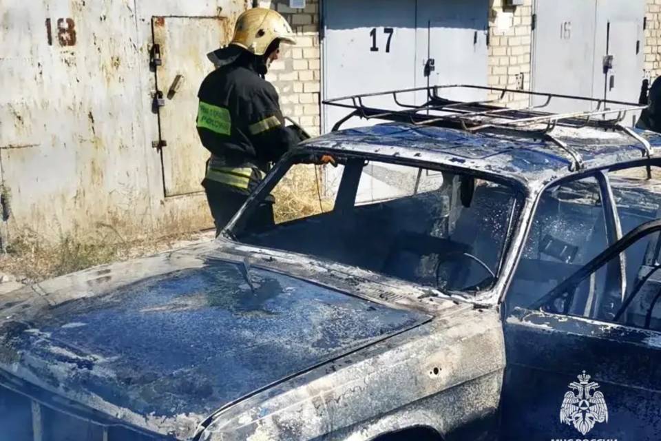 Огнеборцы потушили автомобиль в ГСК на севере Волгограда