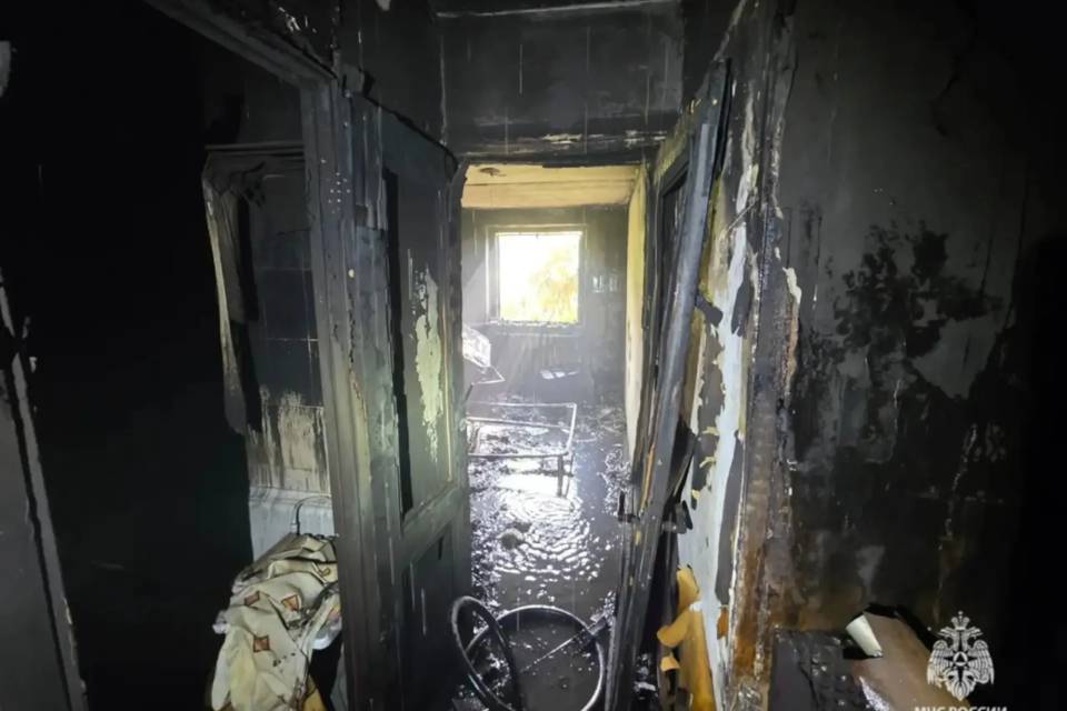 Два человека пострадали при пожаре в квартире в Волжском