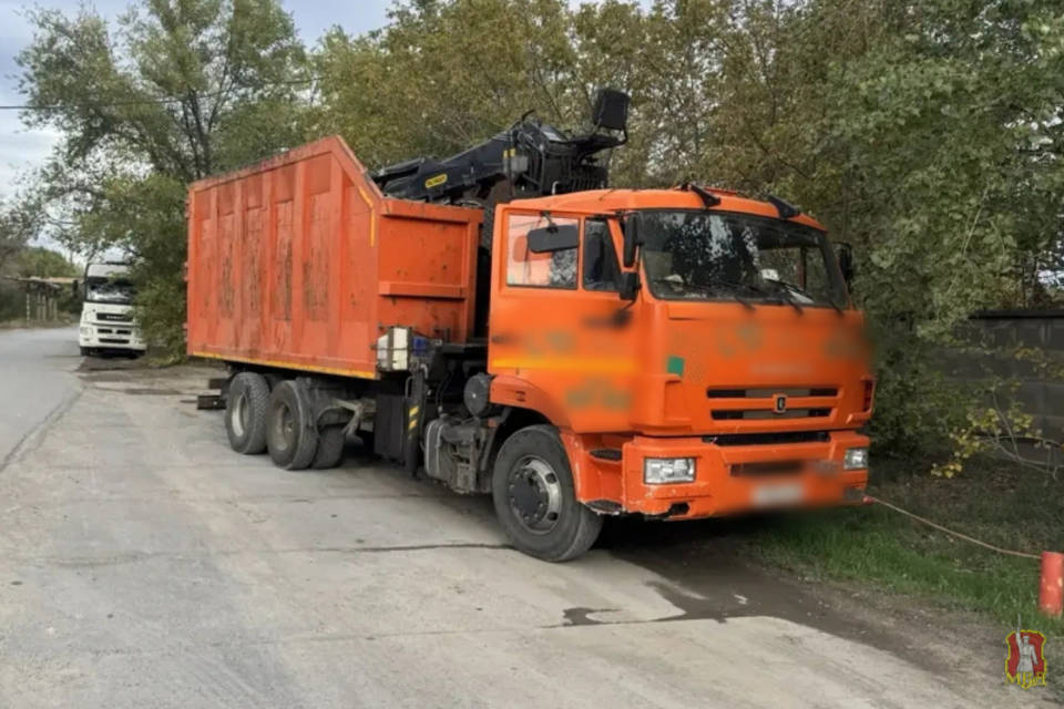 «Камаз» задавил мужчину во время ремонта на юге Волгограда