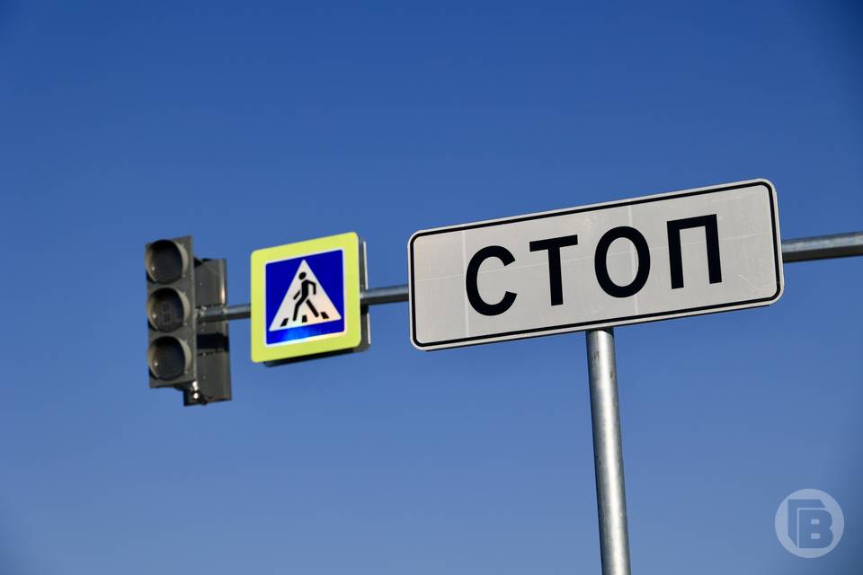 В Волжском внедорожник сбил доставщика еды