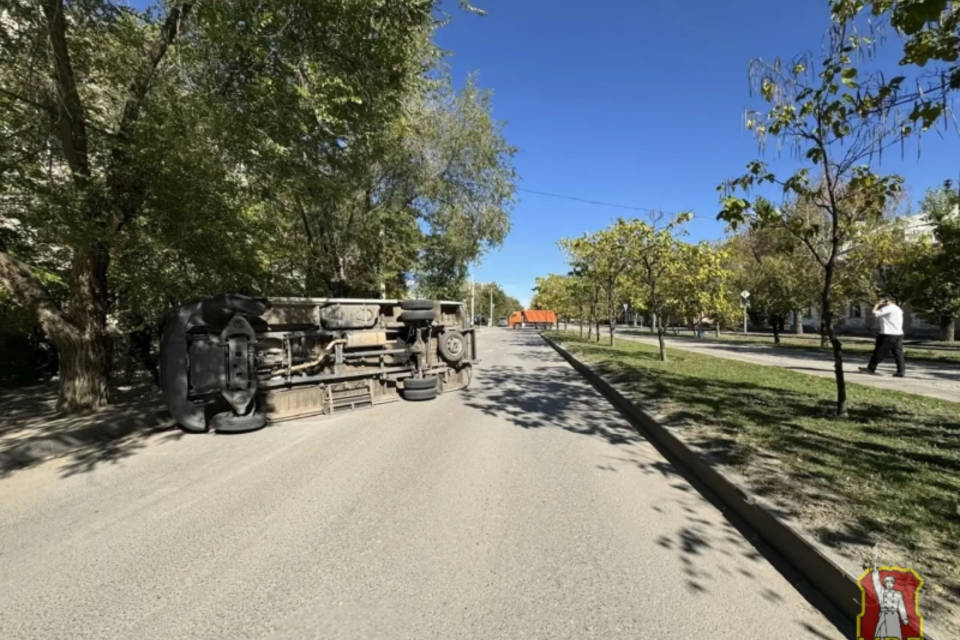 Скорая перевернулась после столкновения с грузовиком в Волгограде: фото