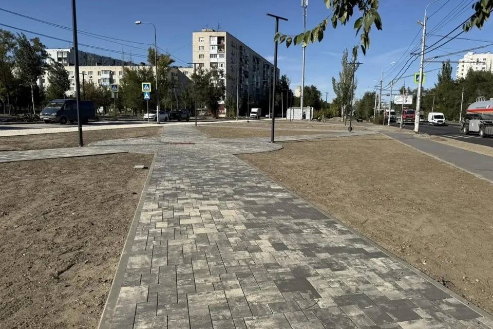 Территорию рядом с гимназией приводят в порядок на юге Волгограда