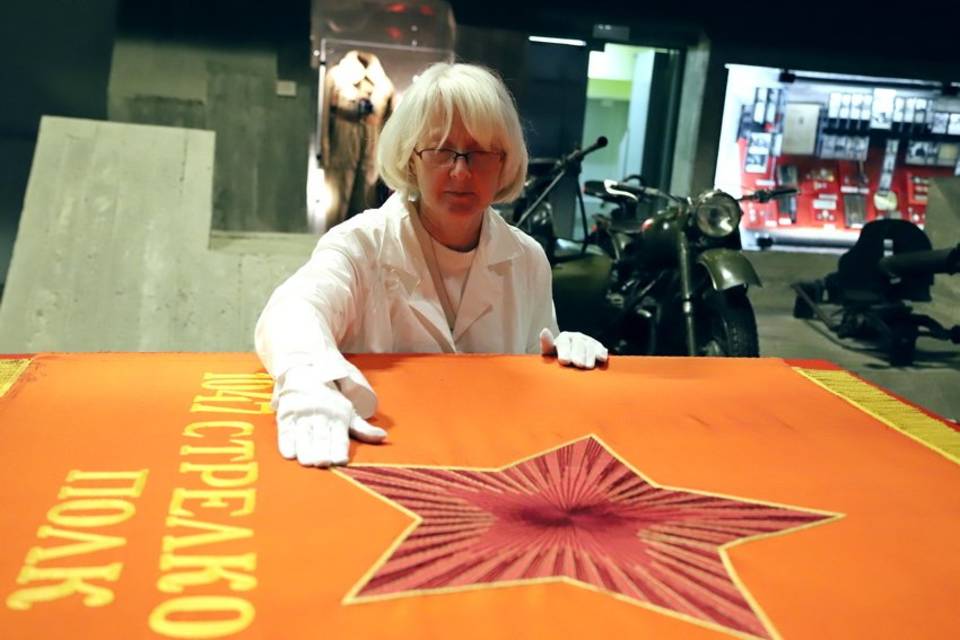 В Волгограде представили подлинное знамя 1047-го стрелкового полка