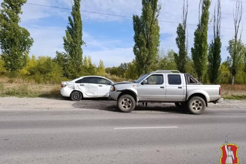 Пикап и «Лада» не поделили дорогу в Волгограде