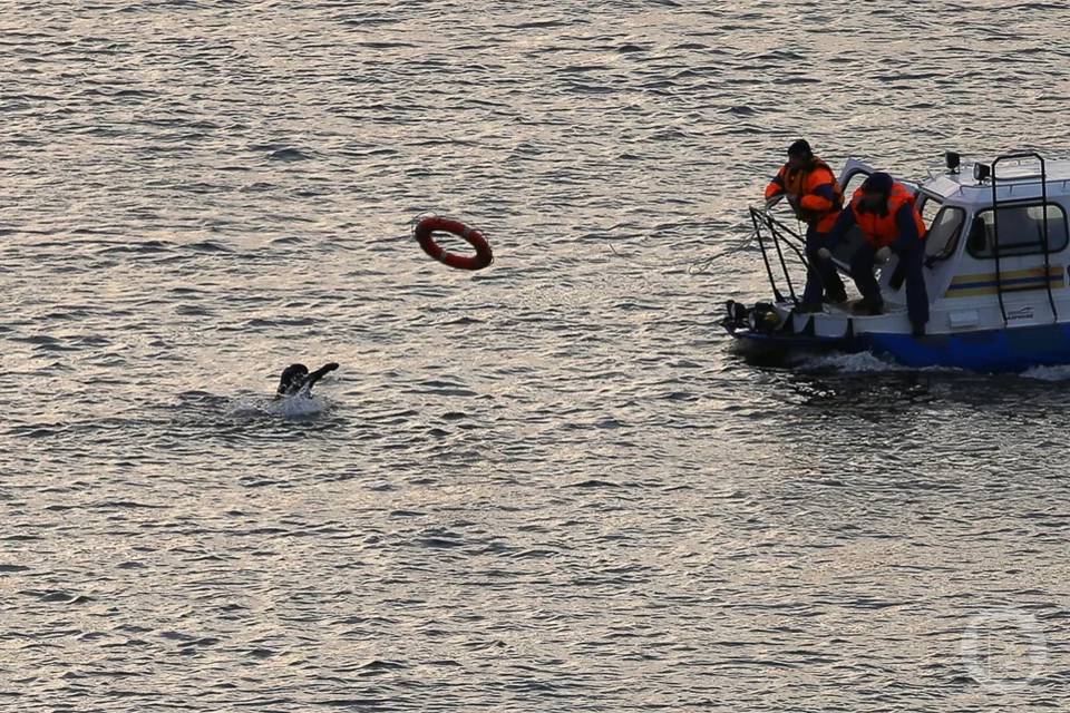 На севере Волгограда водитель маломерного судна выпал за борт в Волгу