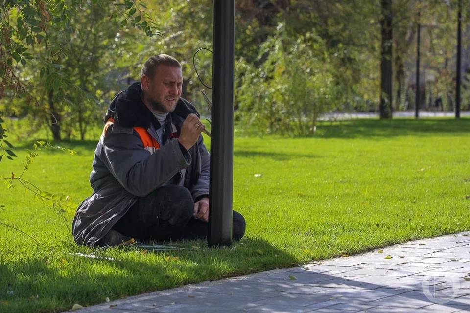 Скверы рядом с социальными учреждениями обновляют в Волгограде