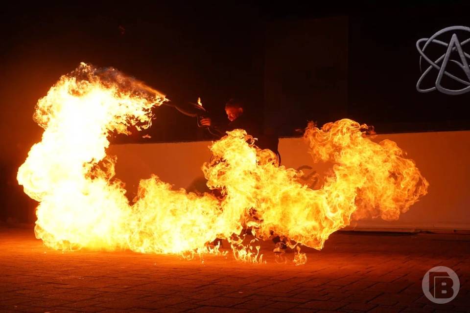 Волгоградцы увидели двухчасовое огненное шоу в ЦПКиО