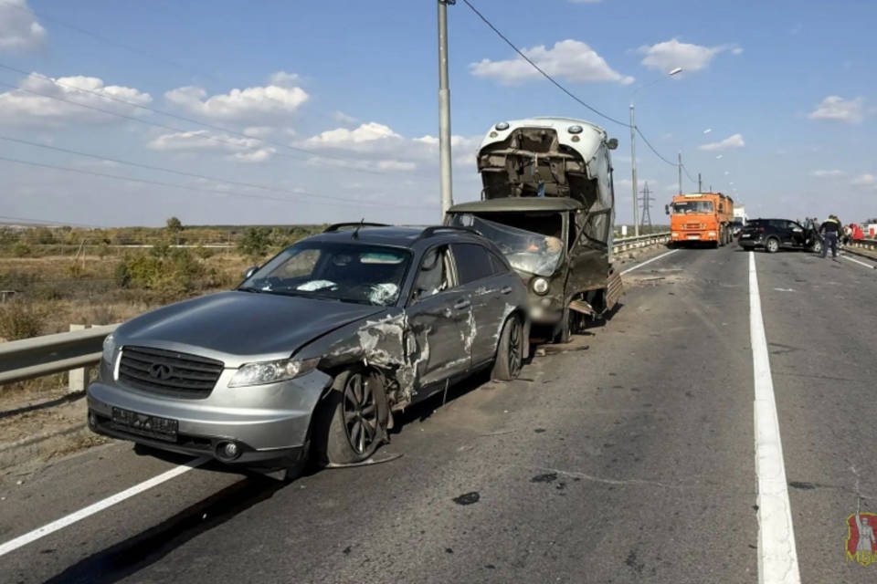 ДТП с Infiniti и грузовиком «Фермер» случилось под Волгоградом