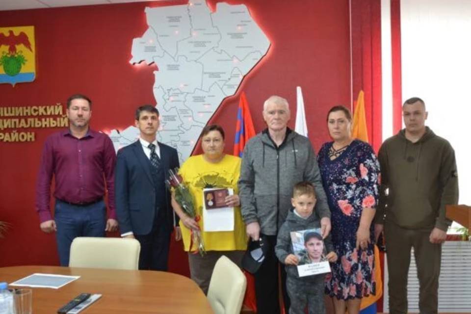 Родным погибшего на СВО передали награду под Волгоградом