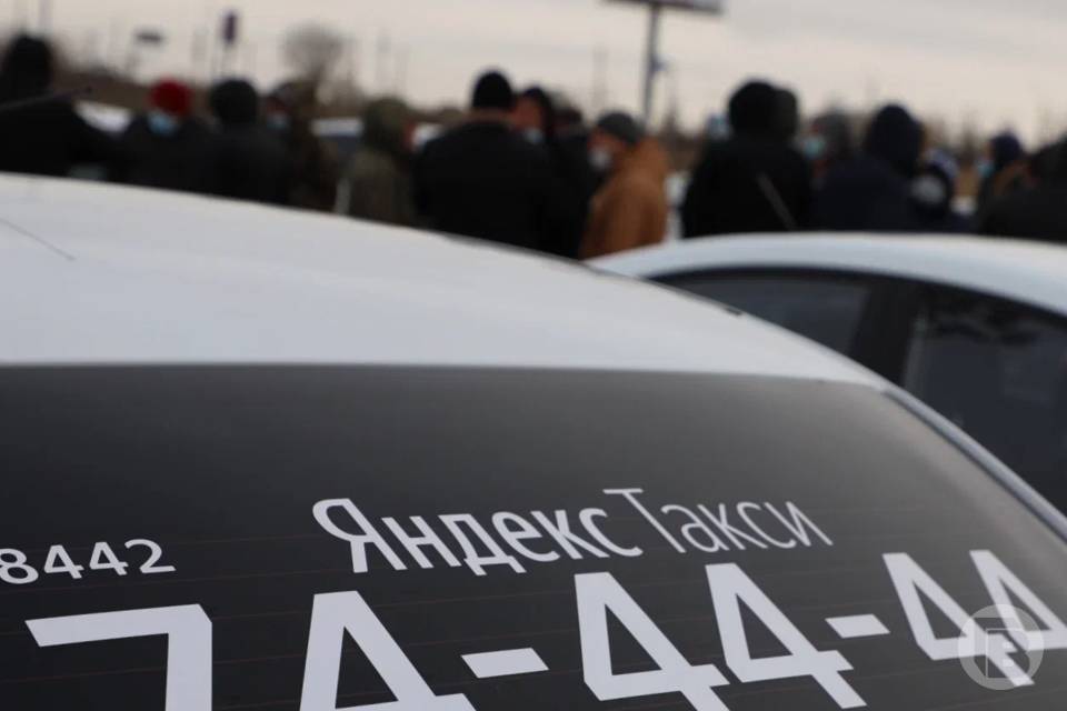 Сбой в агрегаторах такси: волгоградцы жалуются на цены и ожидание машин