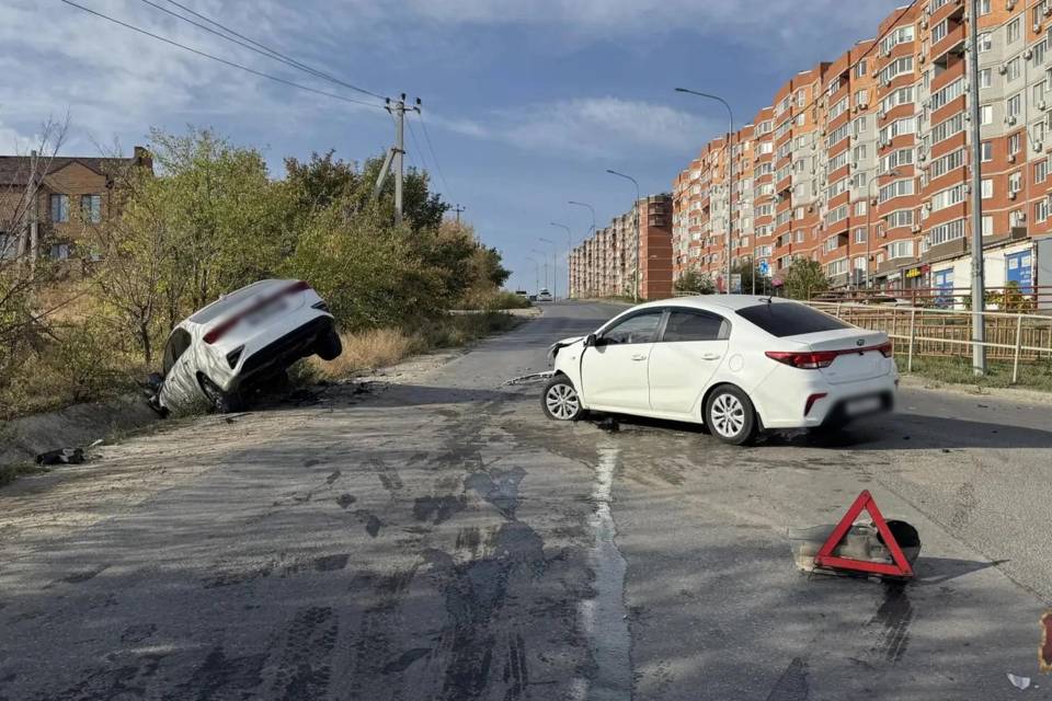 Две Kia столкнулись на юге Волгограда, один человек пострадал