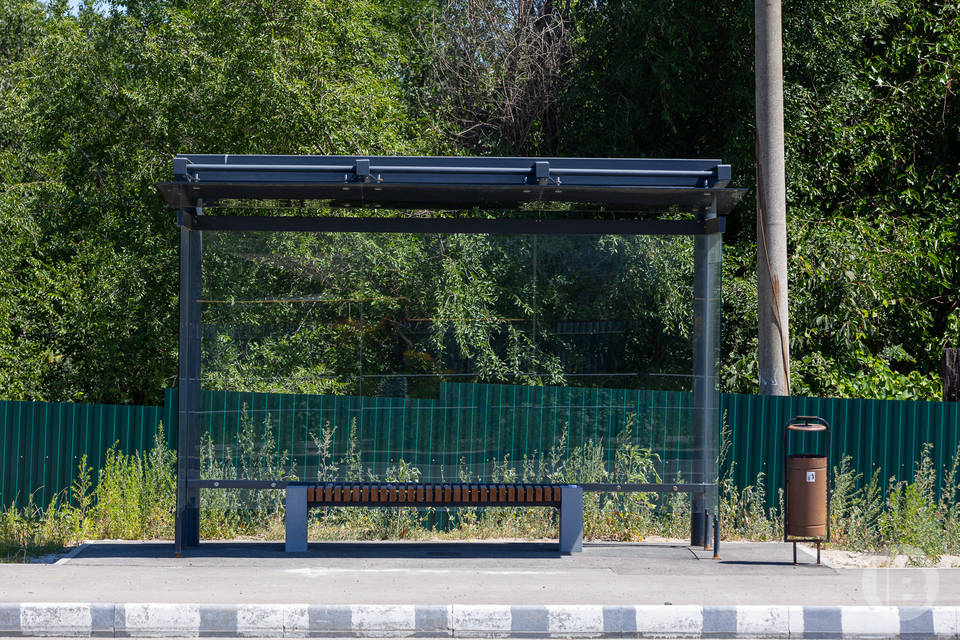 В Волжском вандалы систематически громят остановки