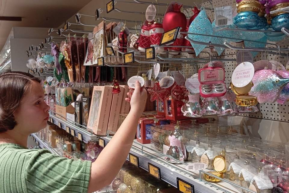 В магазинах Волгограда в октябре уже продают елочные украшения и сувениры