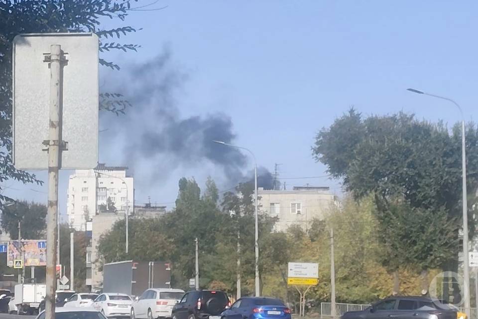 Столб дыма напугал волгоградцев: в Дзержинском районе тушили мусор