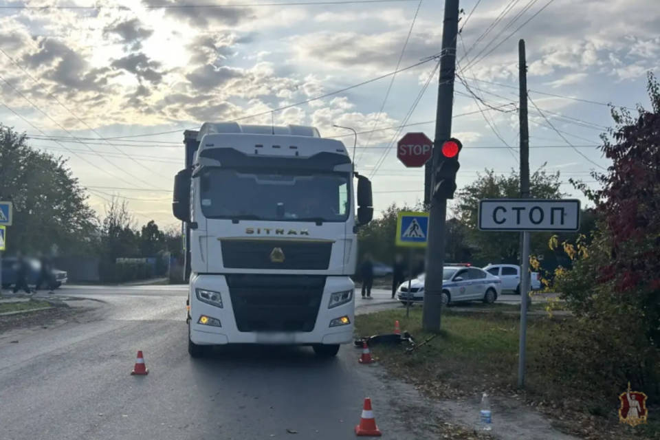 Водитель грузовика наехал на подростка на самокате под Волгоградом