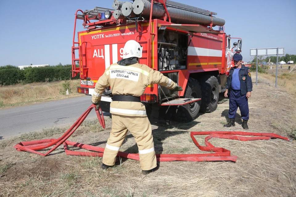 В Волгоградской области сгорел комбайн