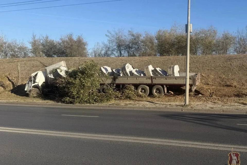 Камаз снес дорожные знаки и металлическую опору в центре Волгограда