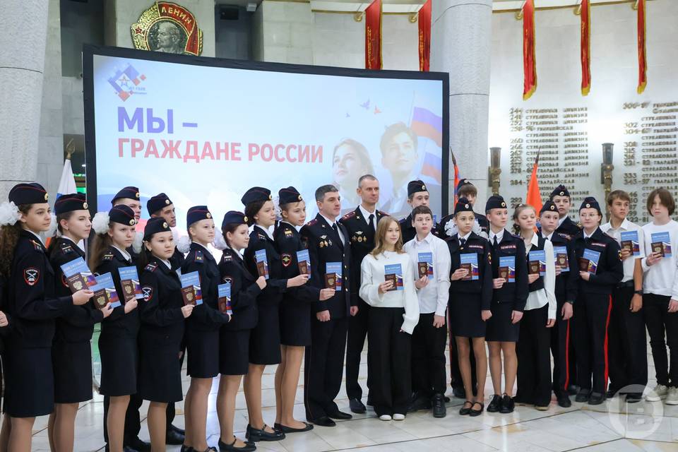 Юным волгоградцам вручили паспорта в зале музея-панорамы