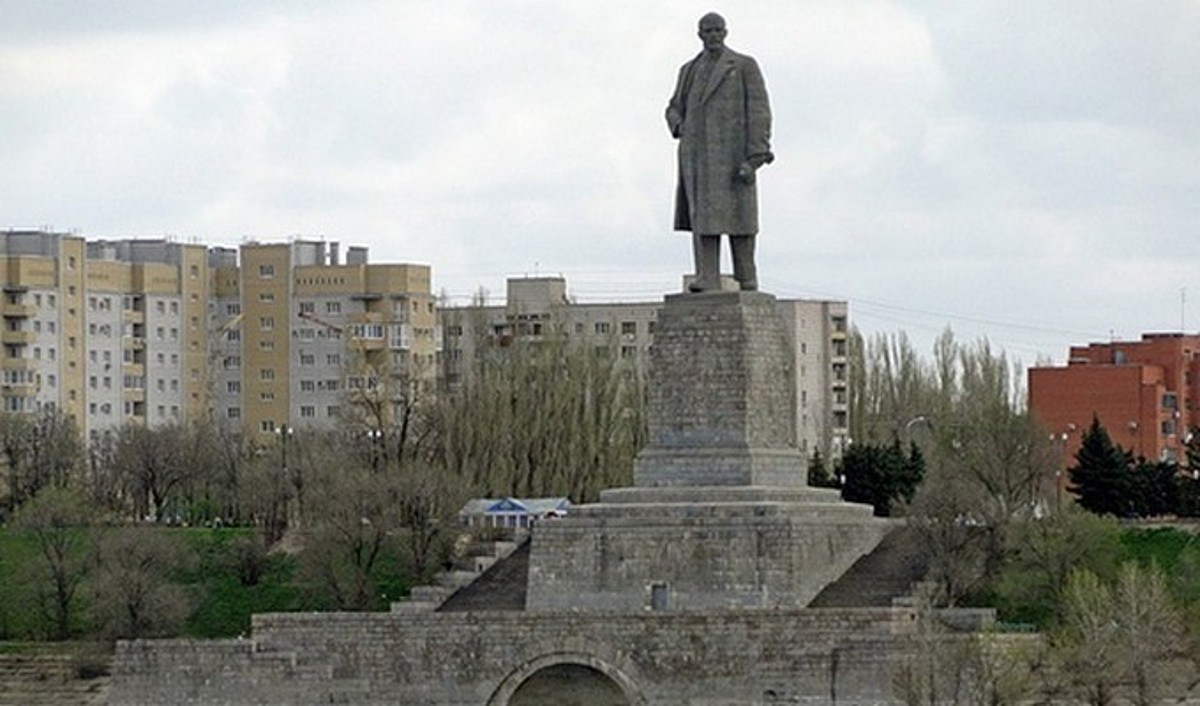 Памятник ленину красноармейский. Памятник Ленину Волго-Донской канал. Волгоград монумент Ленина Красноармейский район. Волго-Донской канал статуя Ленина. Памятник Ленина в Волгограде в Красноармейском.