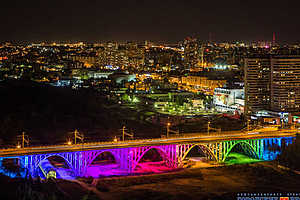 Игру красок на Астраханском мосту сняли волгоградцы ночью