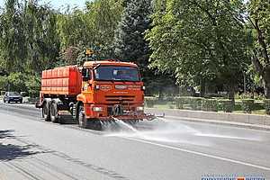 Ежедневно во время уборки улиц на дороги Волгограда выливают до тысячи кубов воды