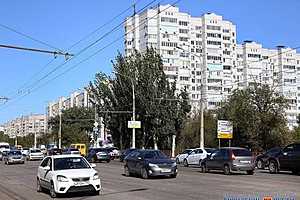 Дорожники меняют поврежденный участок ливневки на севере Волгограда
