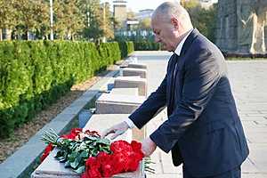 Глава Волгограда Виталий Лихачев возложил цветы в память о погибших в Керчи