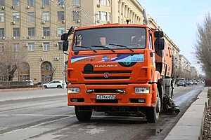 В Волгограде во время уборки улицы Советской эвакуировали 20 брошенных на обочине машин