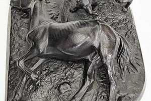 Скульптурная миниатюра «Павшая лошадь и волк»