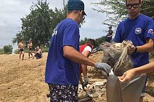 Волгоградские спасатели, волонтеры и студенты очистили от мусора берега Ахтубы