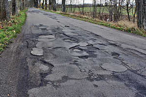 В Волгоградской области чиновников по суду обязали отремонтировать опасную дорогу